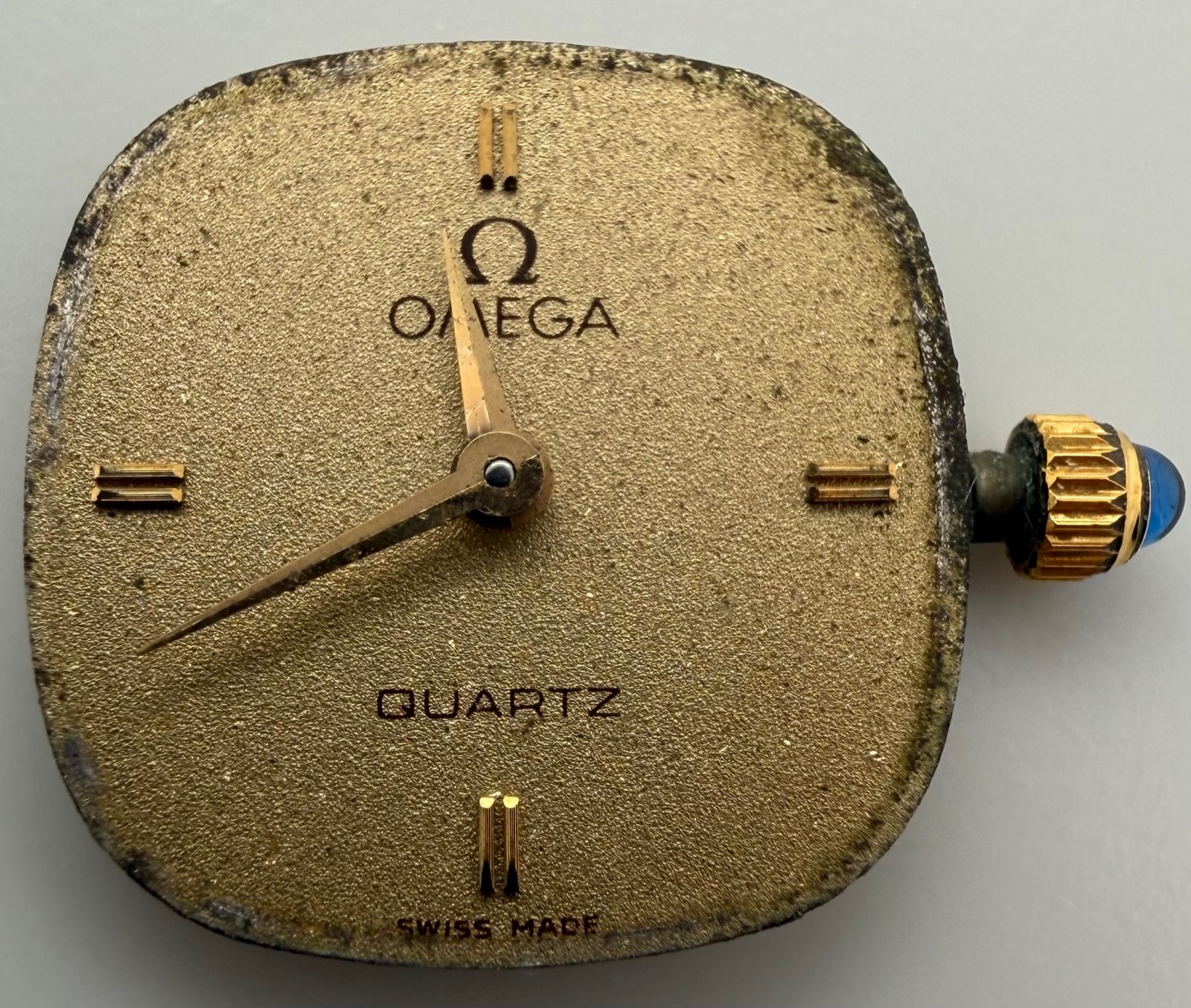 Omega Swiss Quartz Watch Movement working Gold Dial Crown Hands Cal. 976.001