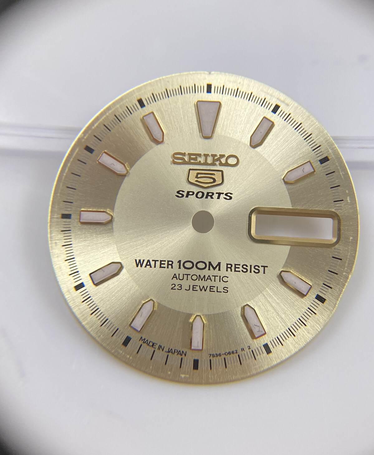Genuine Seiko 5 Sports 7S36-0662 23 Jewels Gold 28.5mm Day/Date Dial w/ Hands