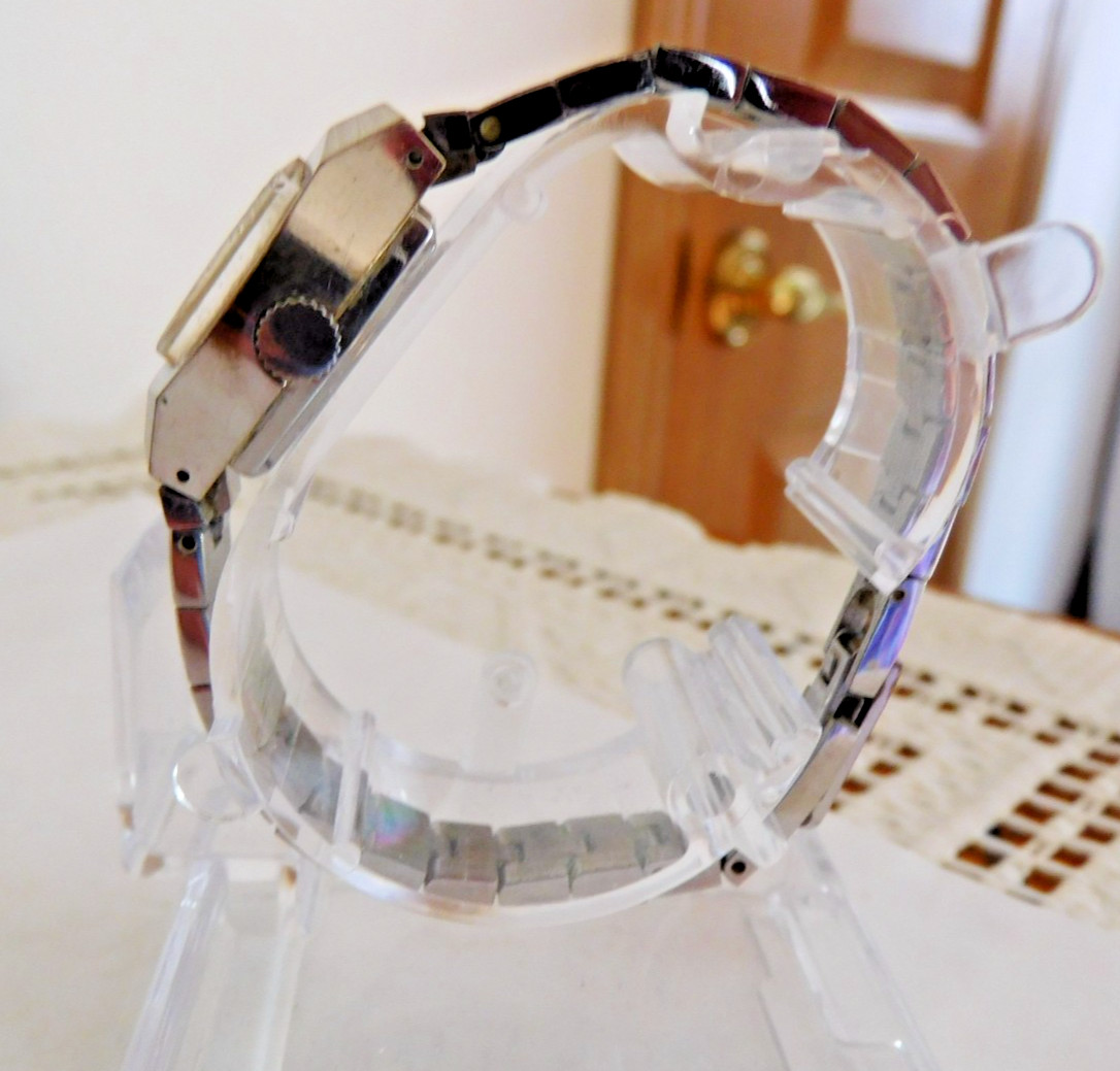 BULOVA 1081.10 17 JEWELS WATCH RUNNING. NEEDS CLEANING