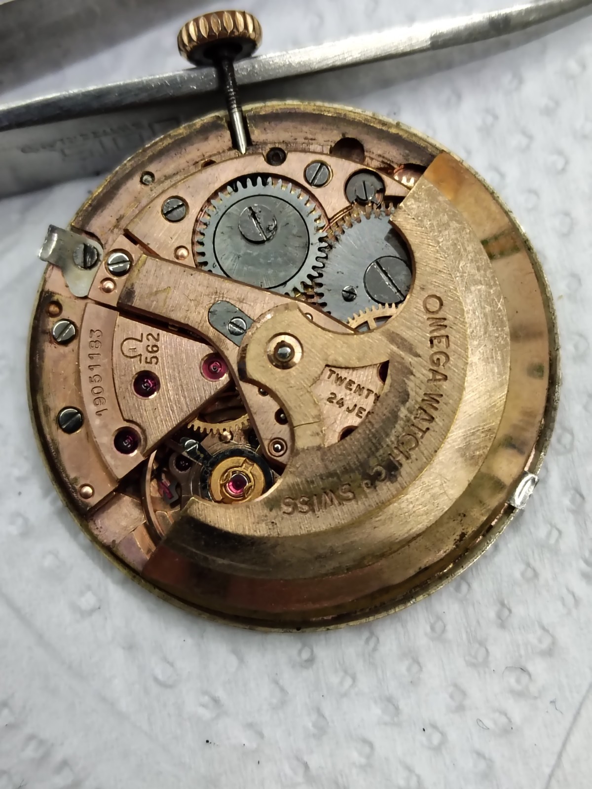 VINTAGE 1962 OMEGA 562 AUTOMATIC MOVEMENT WITH GENEVE DIAL AND CROWN