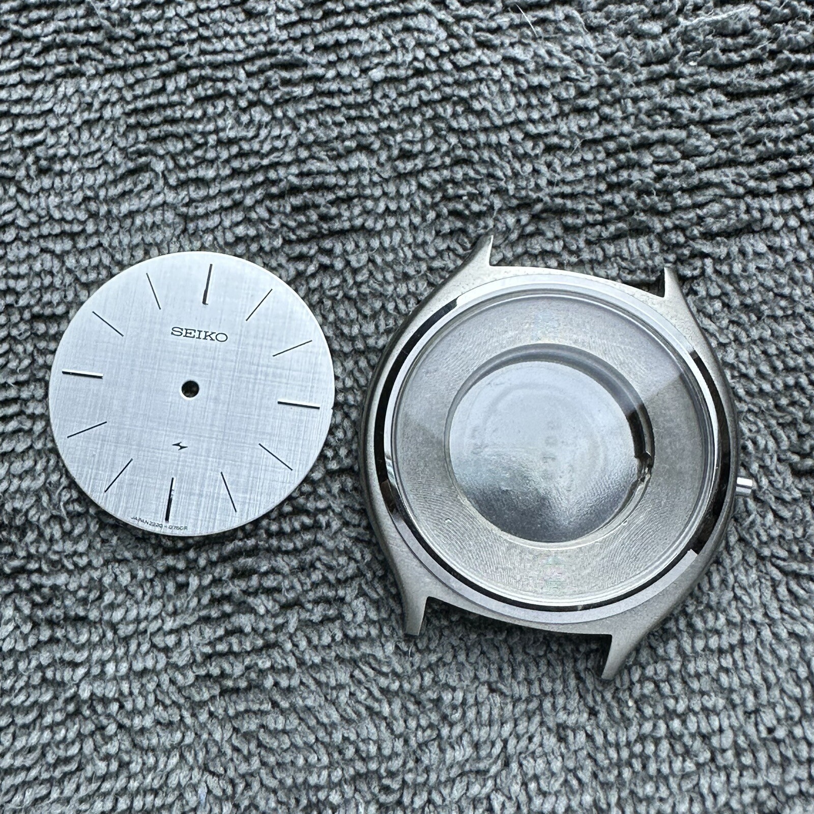 GENUINE NEW OLD STOCK ‘1974 CASE AND DIAL VINTAGE SEIKO DRESS WATCH 2220-0300