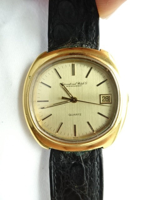 IWC Jumbo Ref. 3072 features a 38 mm cushion case Quartz Crown buckle Original
