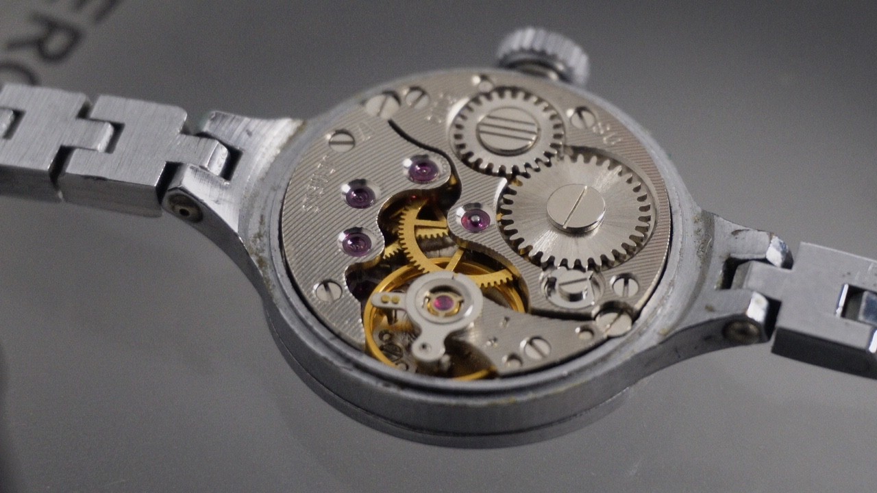 Vintage Chaika 1601A Mechanical Ladies Watch For Parts Repair. Runs.