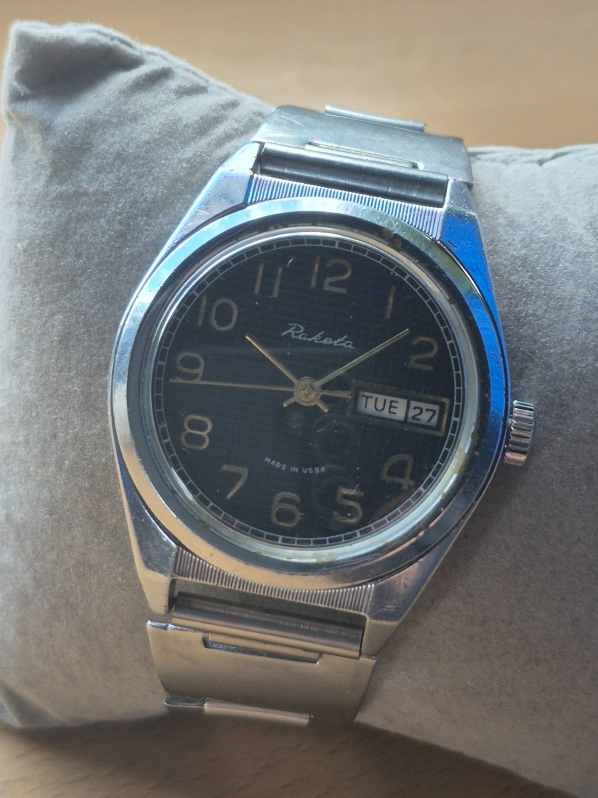 VINTAGE SOVIET LARGE WATCH RAKETA 2628.X WITH BLACK DIAL AND CALENDAR 1975-1985