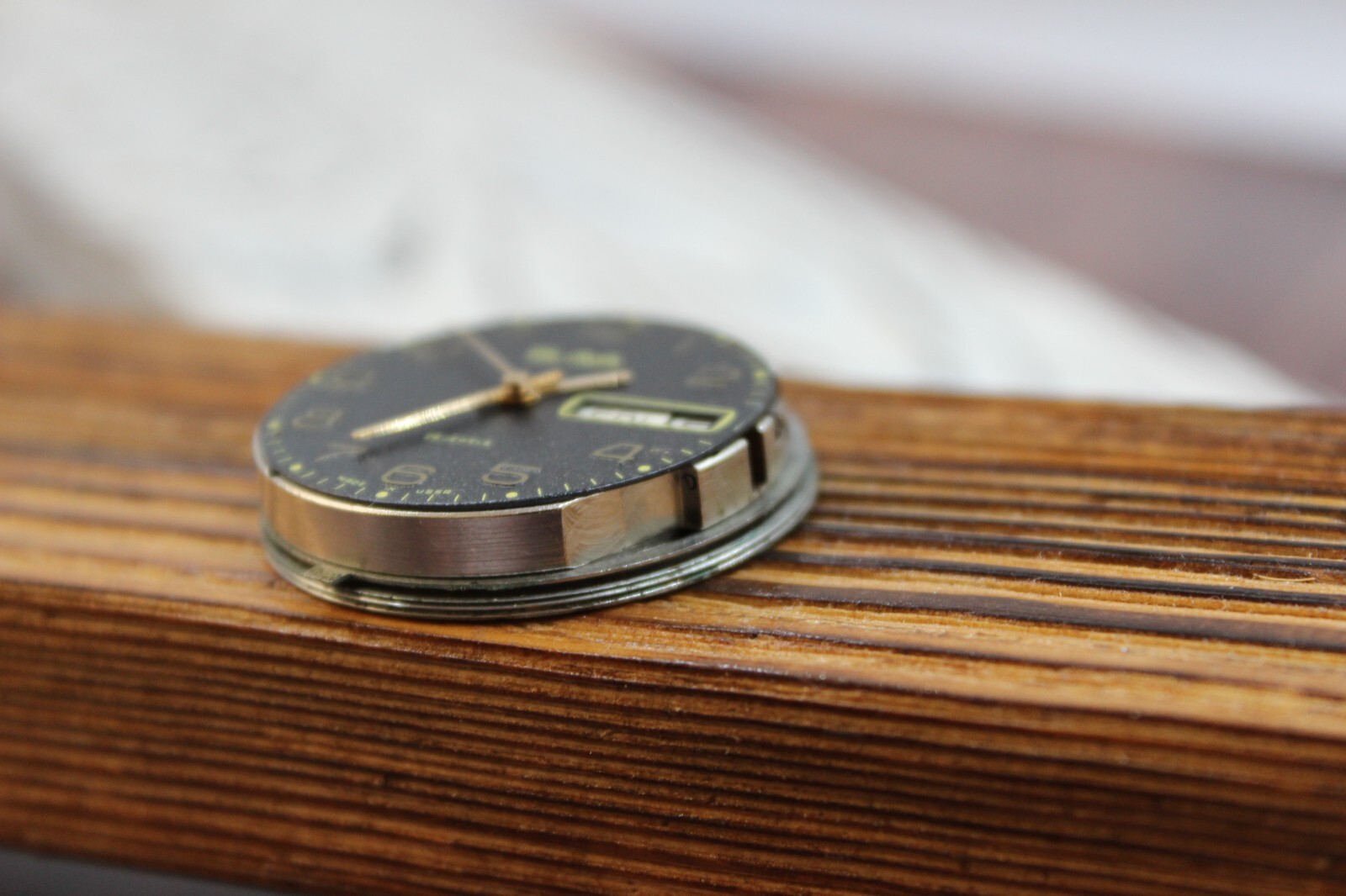 The dial of the men’s watch Slava 2628 26 stone of the USSR does not work