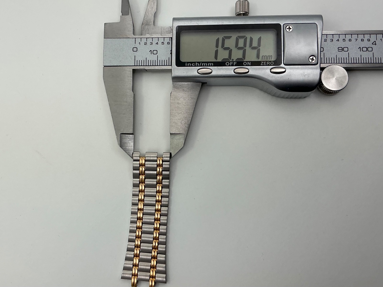 Gucci 9000M CONTINUOUS Partial Band Stainless Steel and Gold Tone