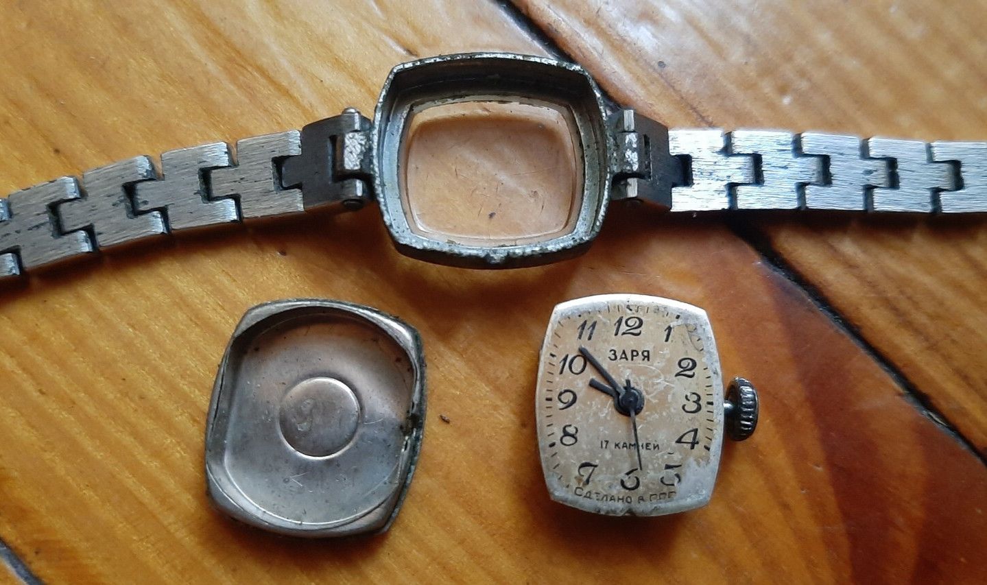 2 old Soviet mechanisms of women’s watches Chaika and Zaria watches. Not working