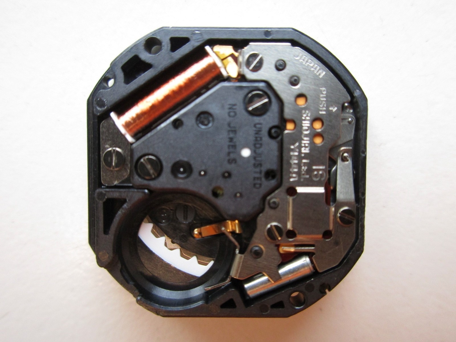 Shiojiri 11½”‘ cal. Y144A N.O.S. watch movement day at 12 – date at 3 Champagne