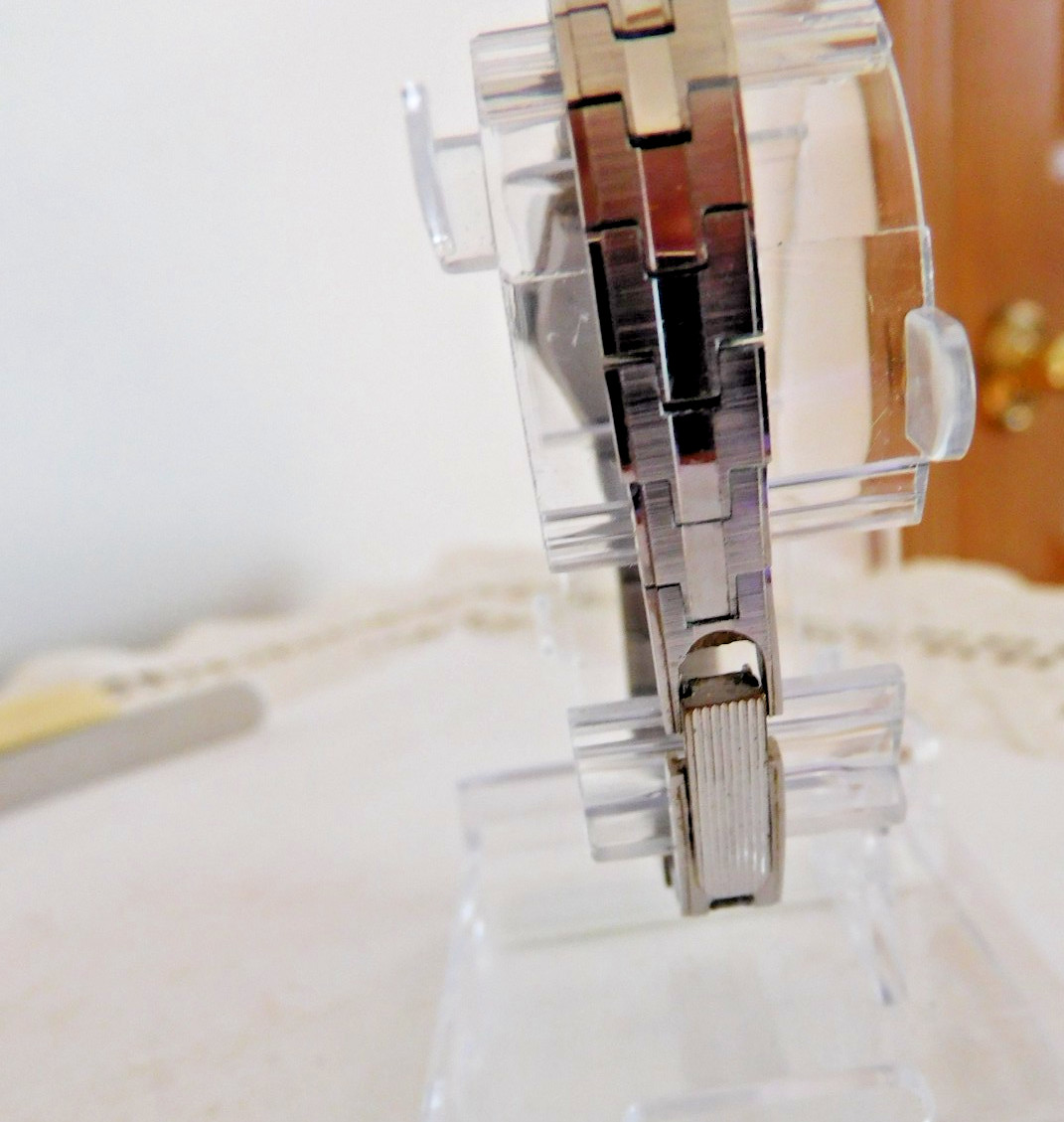 BULOVA 1081.10 17 JEWELS WATCH RUNNING. NEEDS CLEANING