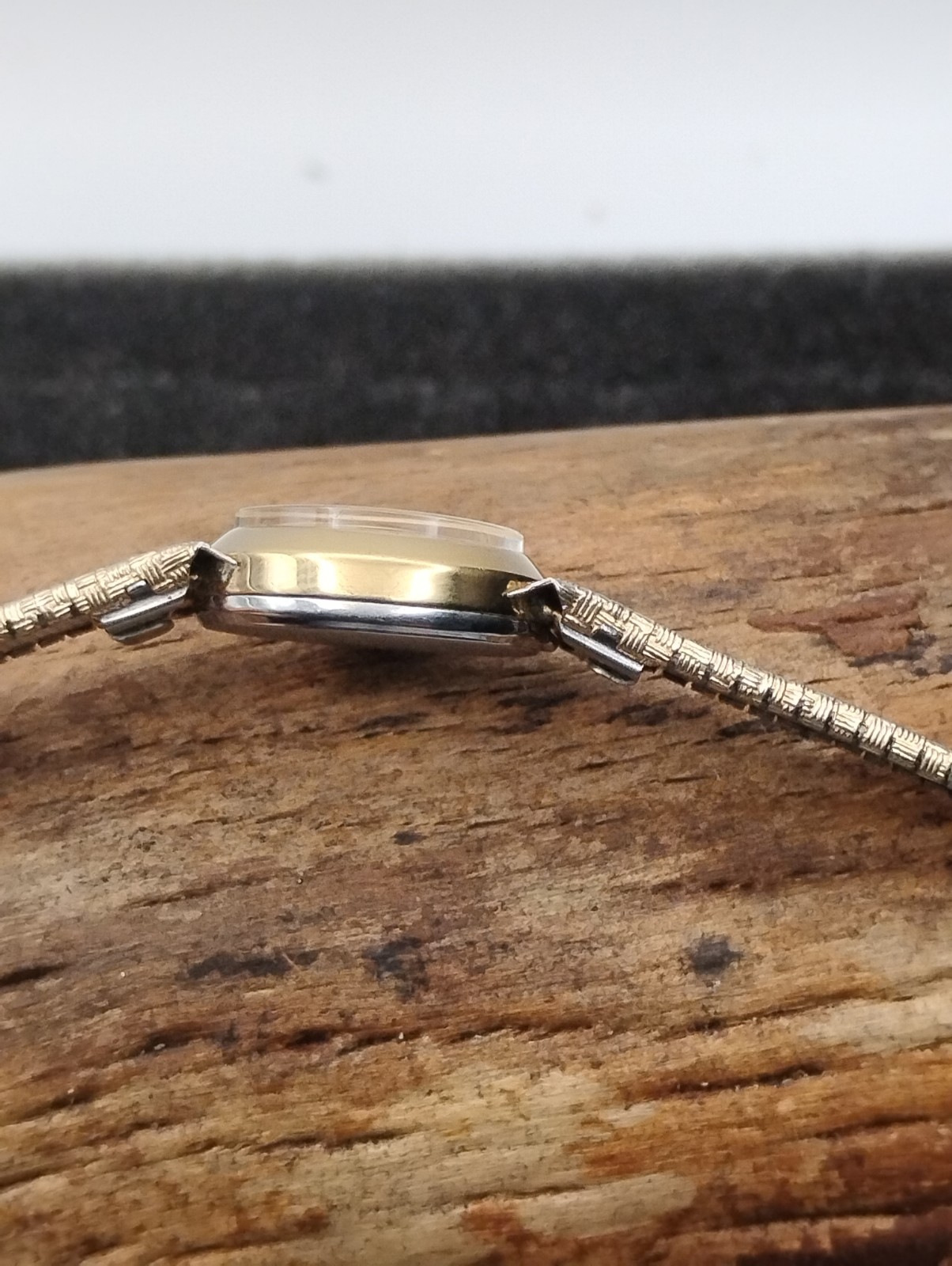 Ladies Elgin Oval Quartz Watch 14x18x7mm Adjustable Safety Clasp. 10k Gold..W24