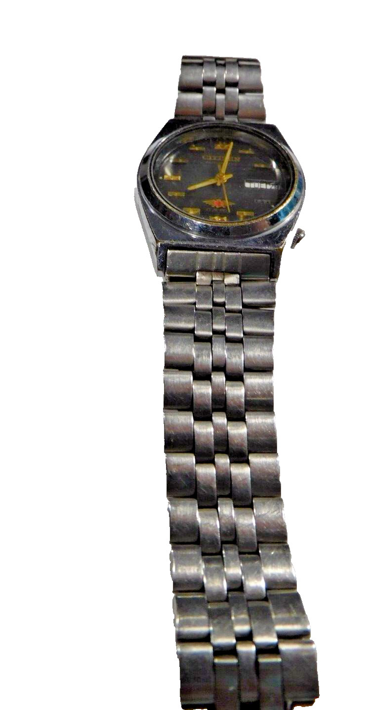 CITIZEN 8200A 21 JEWELS AUTO DAY & DATE RUNNING. NEEDS CLEANING, OIL, ADJUSTMENT
