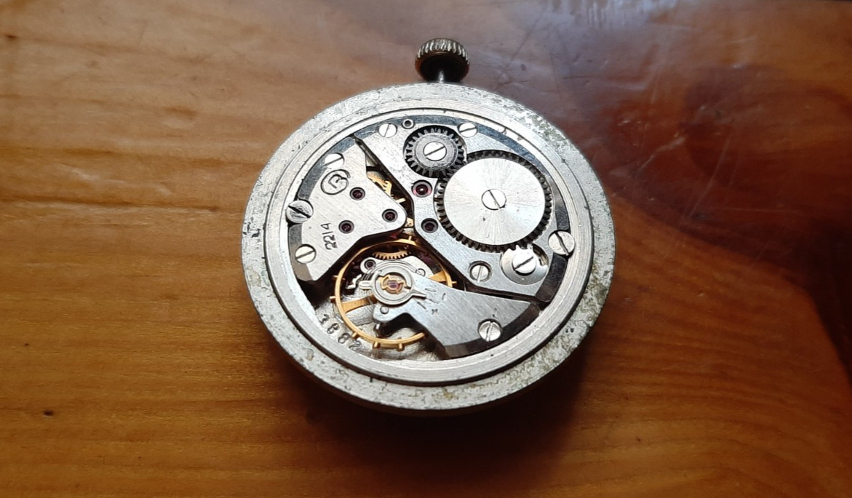 Old Soviet men’s watch mechanism USSR Wostok 2214. not work