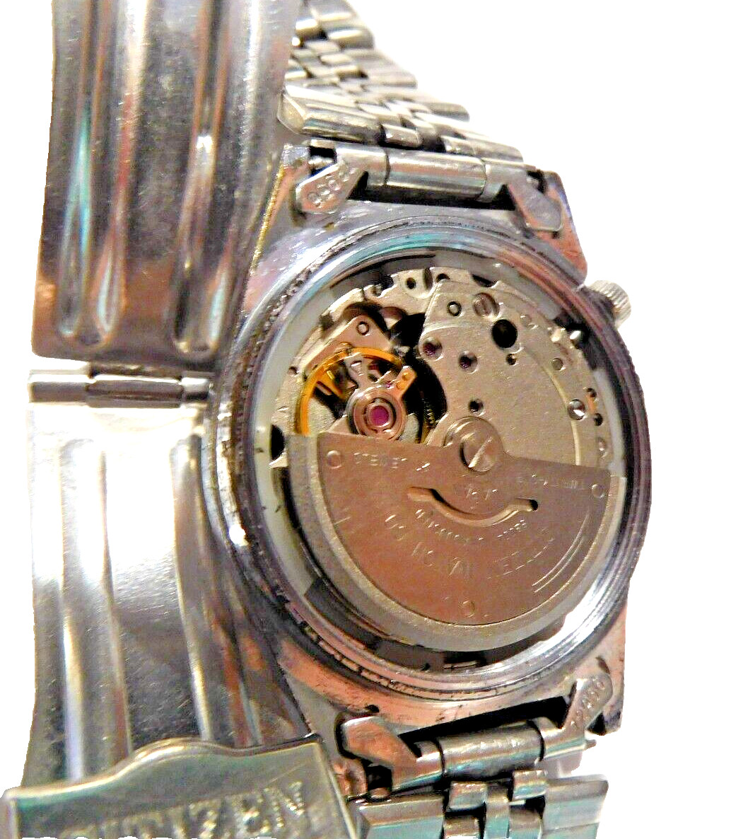 CITIZEN 8200A 21 JEWELS AUTO DAY & DATE RUNNING. NEEDS CLEANING, OIL, ADJUSTMENT