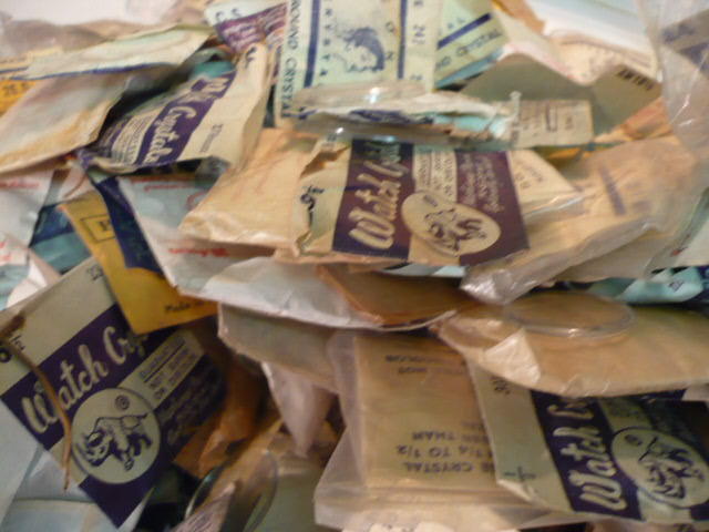500 – 1000 VINTAGE PLASTIC WATCH CRYSTALS & CLOCK HANDS