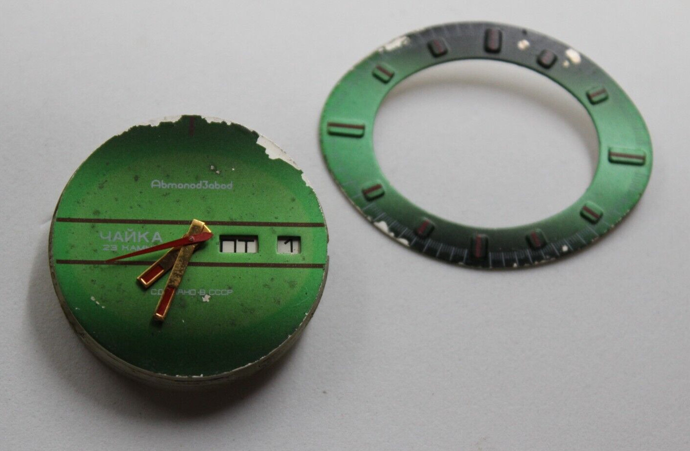 The dial with a mechanism for mens watch Chaika 2628 17 stone USSR does not work