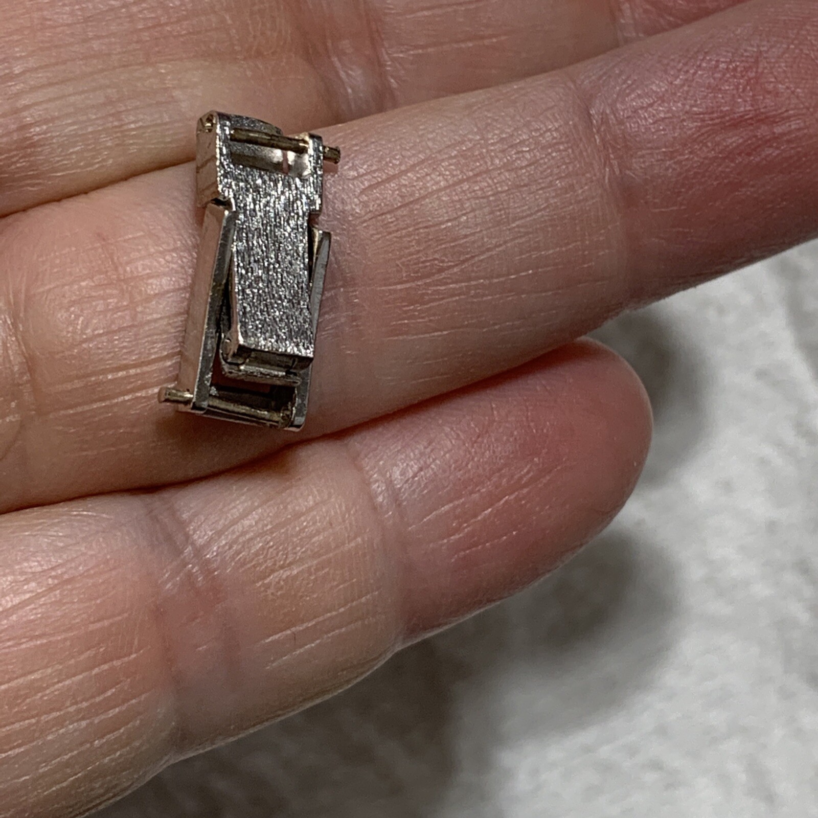 18k White Gold Stamped 750 Folding Clasp Buckle Bark Finish 5 mm Rare Vintage