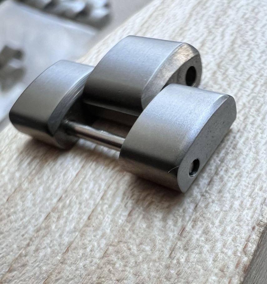 NEW BREITLING AEROSPACE TITANIUM LINK. 124E 18MM OEM FACTORY RARE NOS SWISS MADE