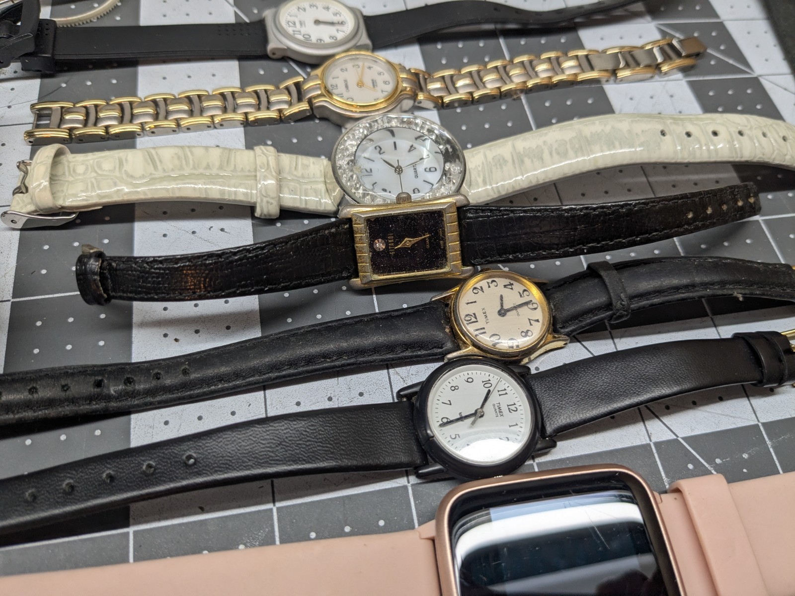 Bulk Watch Lot Timex,Fossil,Quartz Movements 25 Watches + Accessories