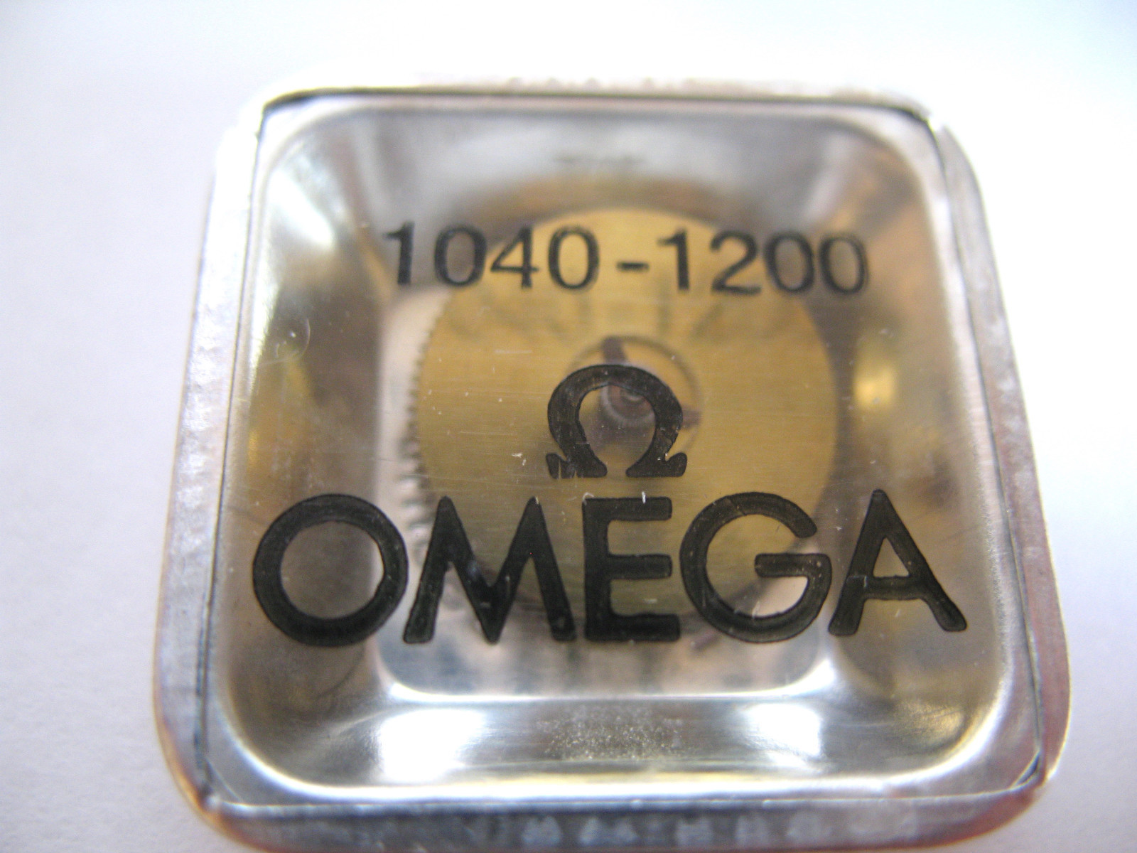 OMEGA 1040 ASSORTED WATCH MOVEMENT PARTS