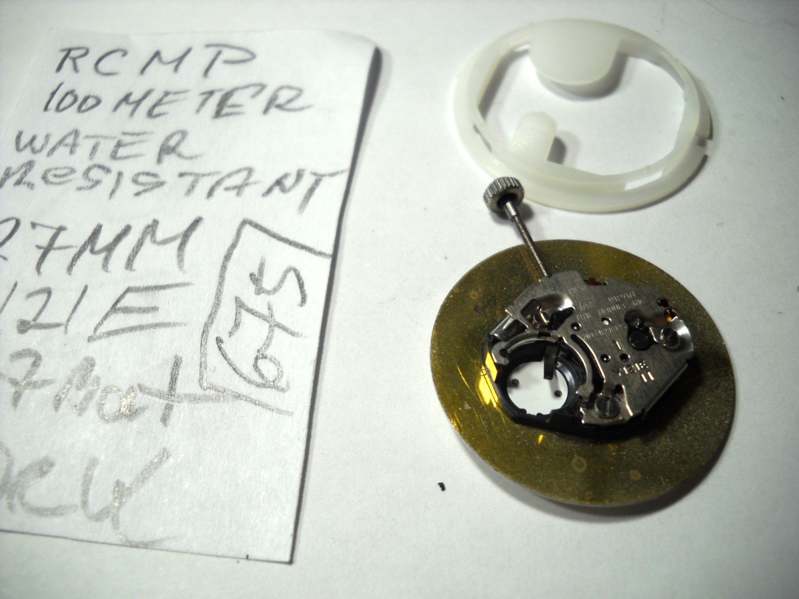 675L Royal Canadian Mounted Police wrist watch movement Y121E 27 mm works