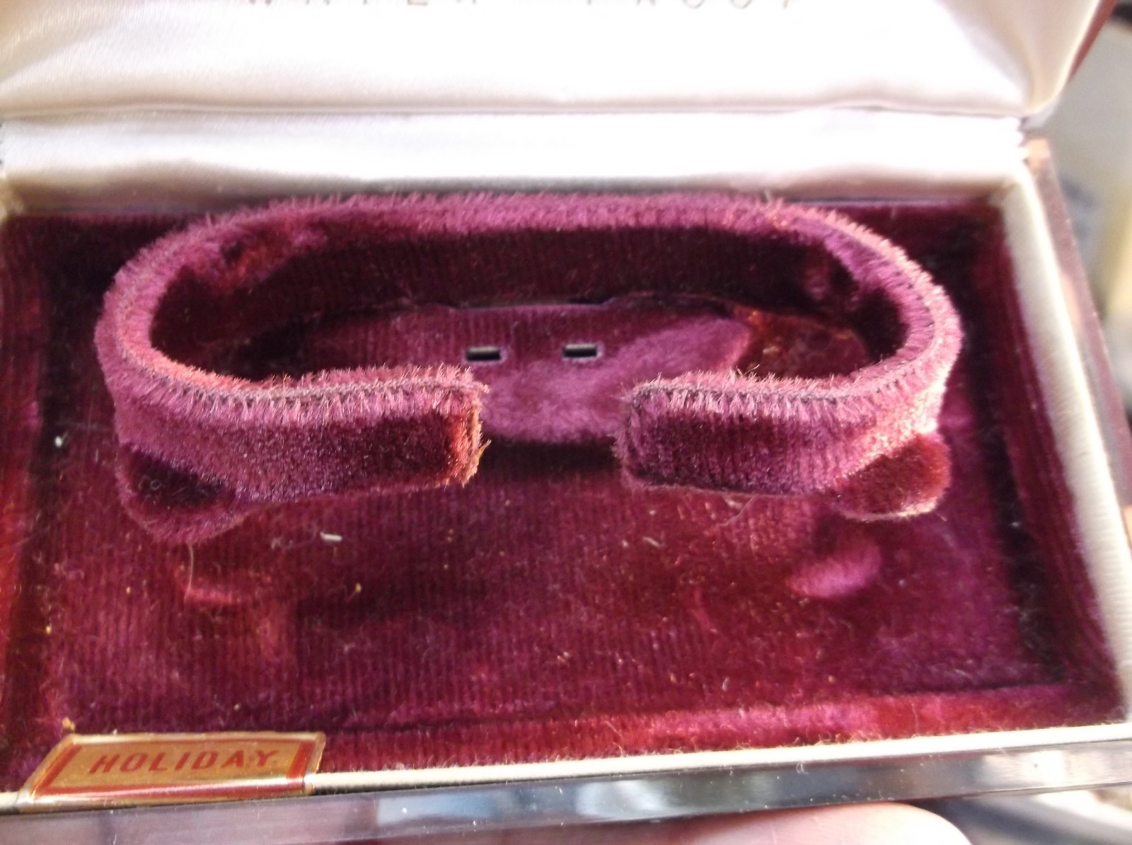 FANTASTIC VTG “LADY ELGIN 21 JEWELS, TOWN & COUNTRY” WRISTWATCH BOX, BURGUNDY
