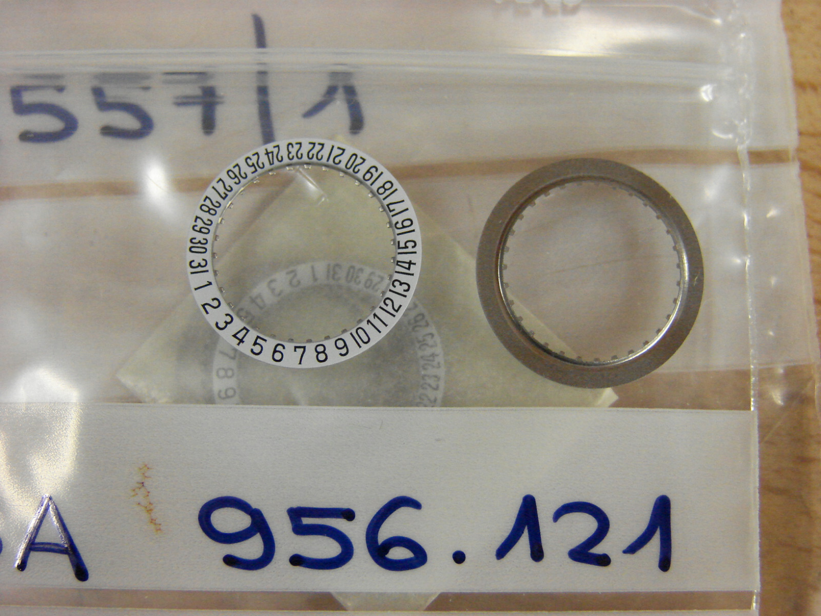 ETA 956.121, 956.101,+++ date disc, black and white, #2557, date at 6 position!