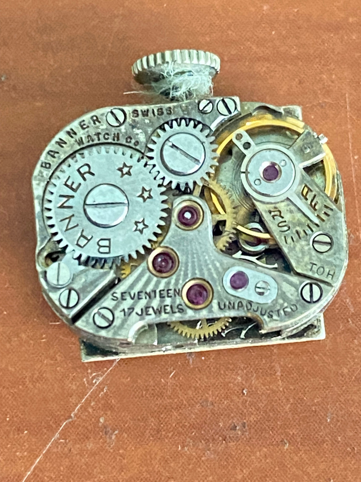 VINTAGE LADIES 15.9MMX12.25MM BANNER WRIST WATCH MOVEMENT, KEEPING TIME,17 JEWEL