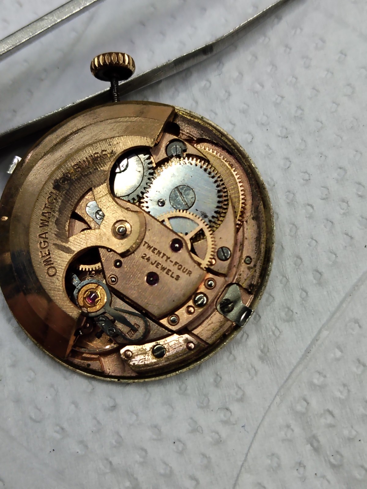 VINTAGE 1962 OMEGA 562 AUTOMATIC MOVEMENT WITH GENEVE DIAL AND CROWN