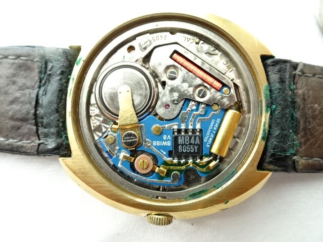 IWC Jumbo Ref. 3072 features a 38 mm cushion case Quartz Crown buckle Original