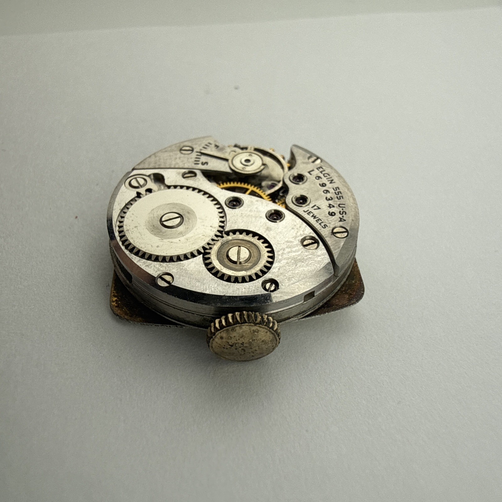 Elgin De Luxe 555 Men’s Wrist Watch Movement 17 Jewels Good Balance Wheel