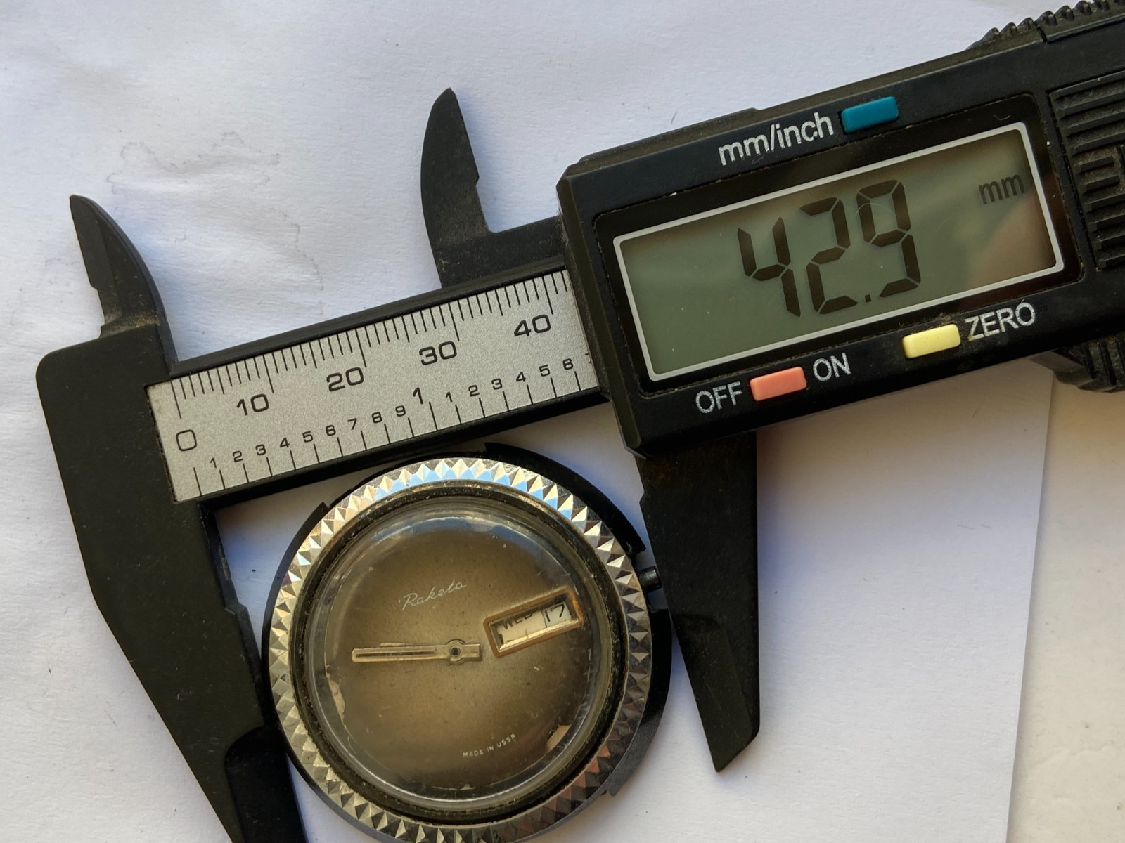VINTAGE MEN WRIST WATCH PARTS NOT WORKING RAKETA TV CAL 2628 H USSR UFO