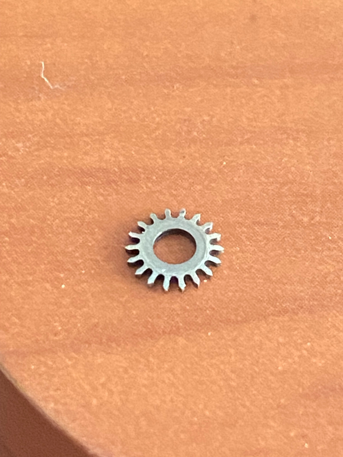 VINTAGE INTERMEDIATE WINDING WHEEL FOR 18 SIZE HAMILTON 940 MOTOR BARREL