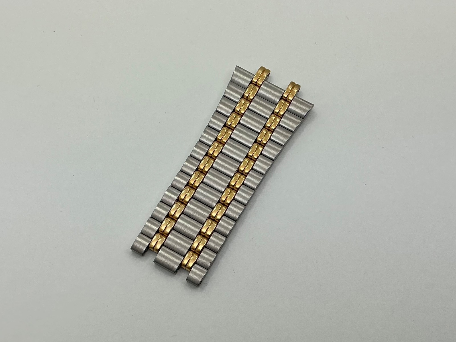 Gucci 9000M CONTINUOUS Partial Band Stainless Steel and Gold Tone