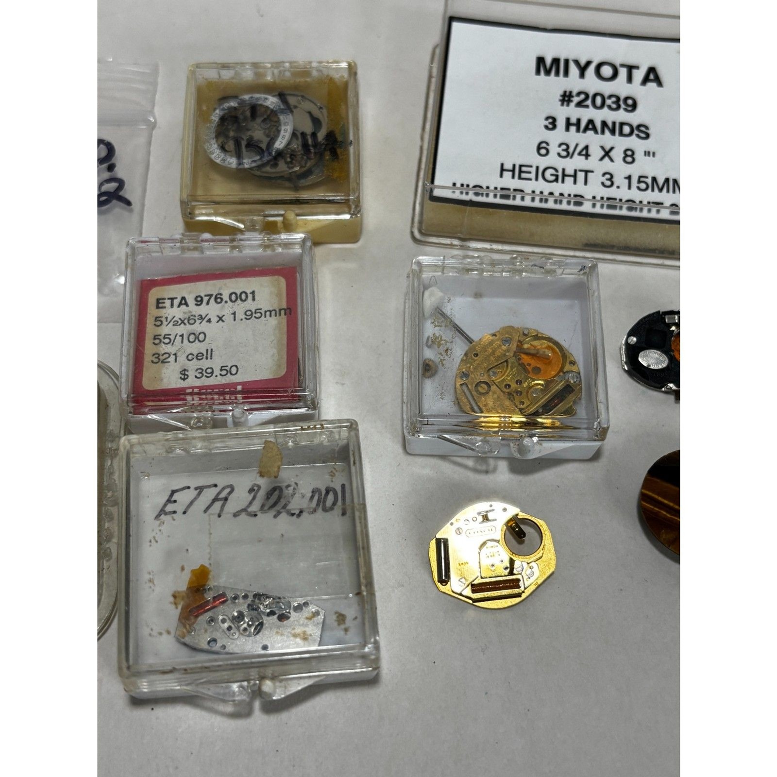 Lot of ETA, Ebauche, Omega, Miyota quartz watch movements, for parts/repair