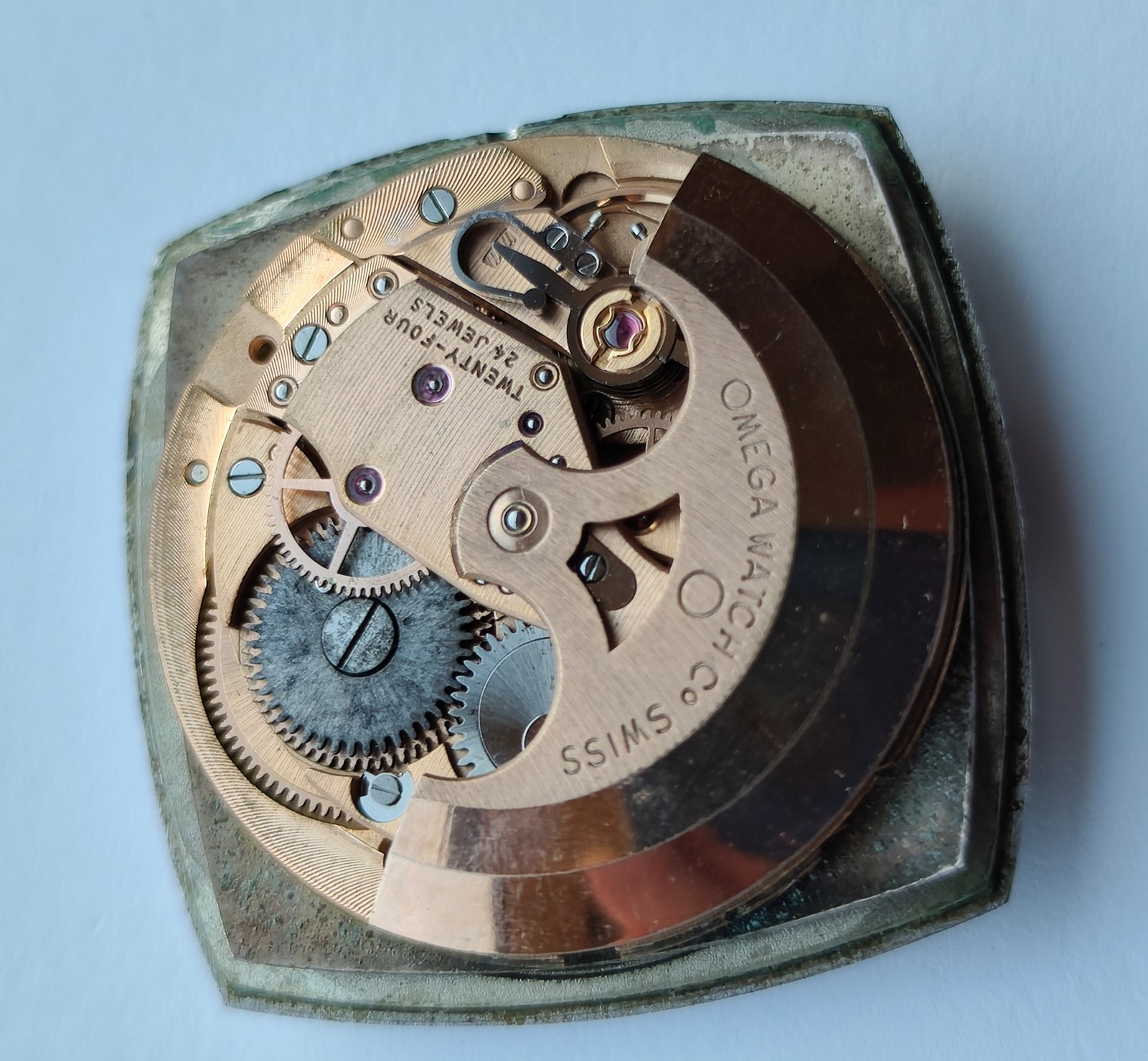 Vintage Omega Automatic Cal 565 Watch Movement , balance moves.