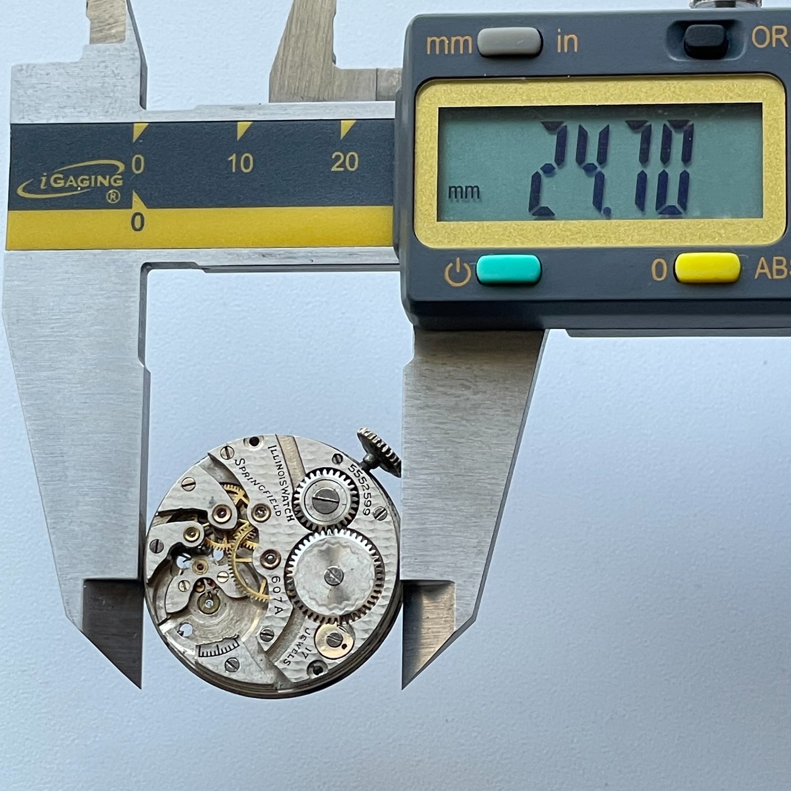 ILLINOIS 607A 17 Jewels Watch Movement 25mm Size For Parts Repair Vintage