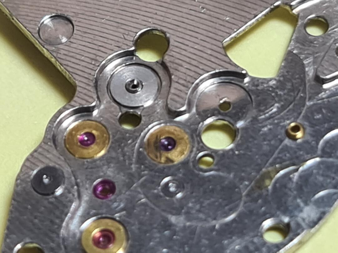 112051 BARREL AND TRAIN-WHEEL BRIDGE SEIKO MOVEMENT 7018 7018A