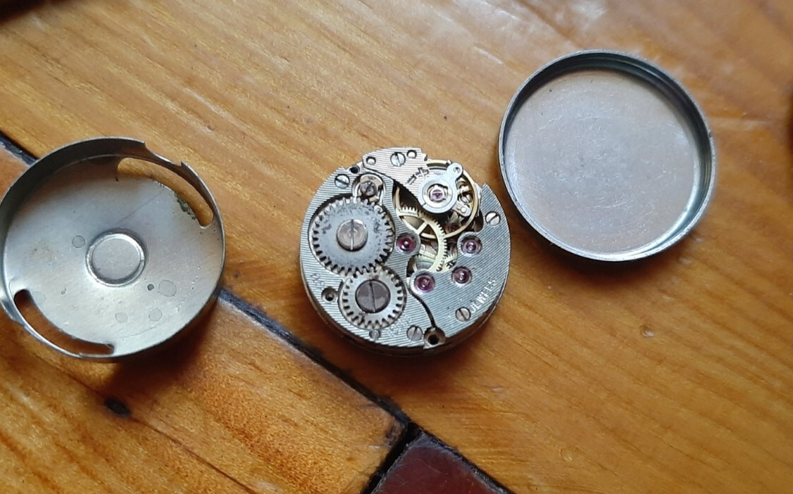 2 old Soviet mechanisms of women’s watches Chaika and Zaria watches. Not working
