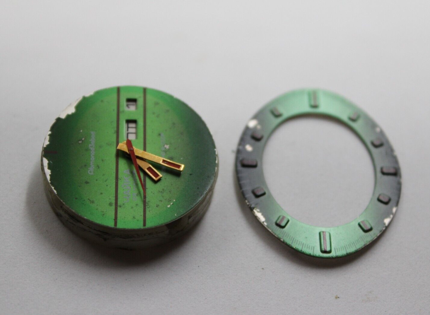 The dial with a mechanism for mens watch Chaika 2628 17 stone USSR does not work