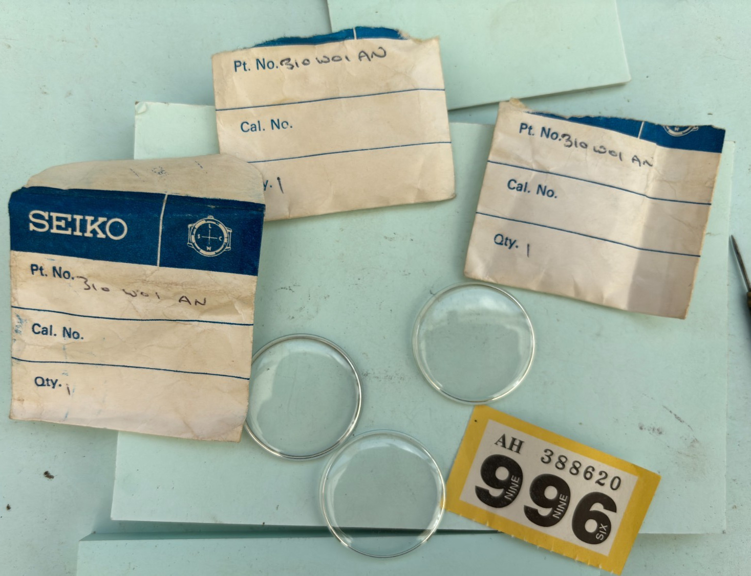 3 Genuine Seiko Crystals part 310W01AN Only one has its site ring Seiko 310W01AN