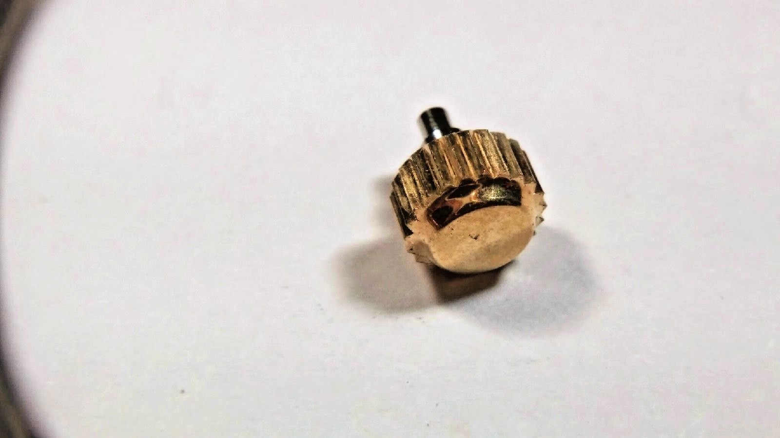 Screw Crown 5.9mm SCREWDOWN, Tap 10 (0.90) gold-filled – Mecco Brand Crown