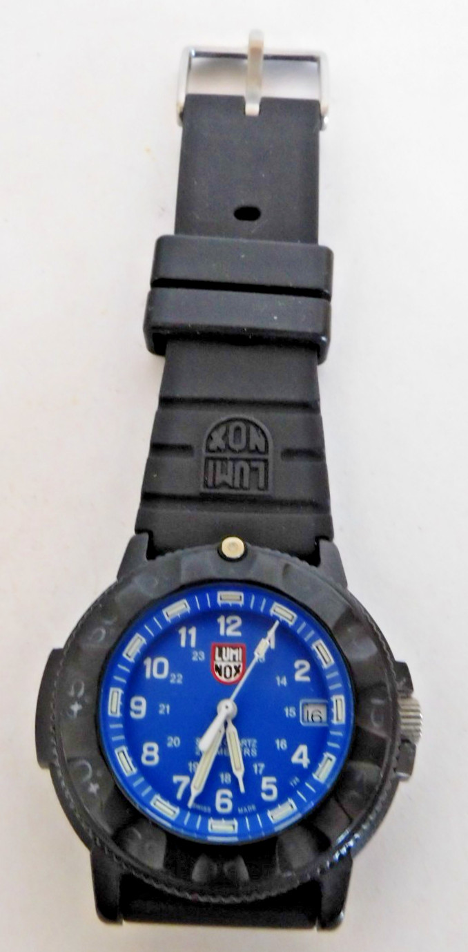 GENTS LUMINOX SWISS QUARTZ & DATE SEIRES #3000/3900. RUNNING NEEDS CLEANING.