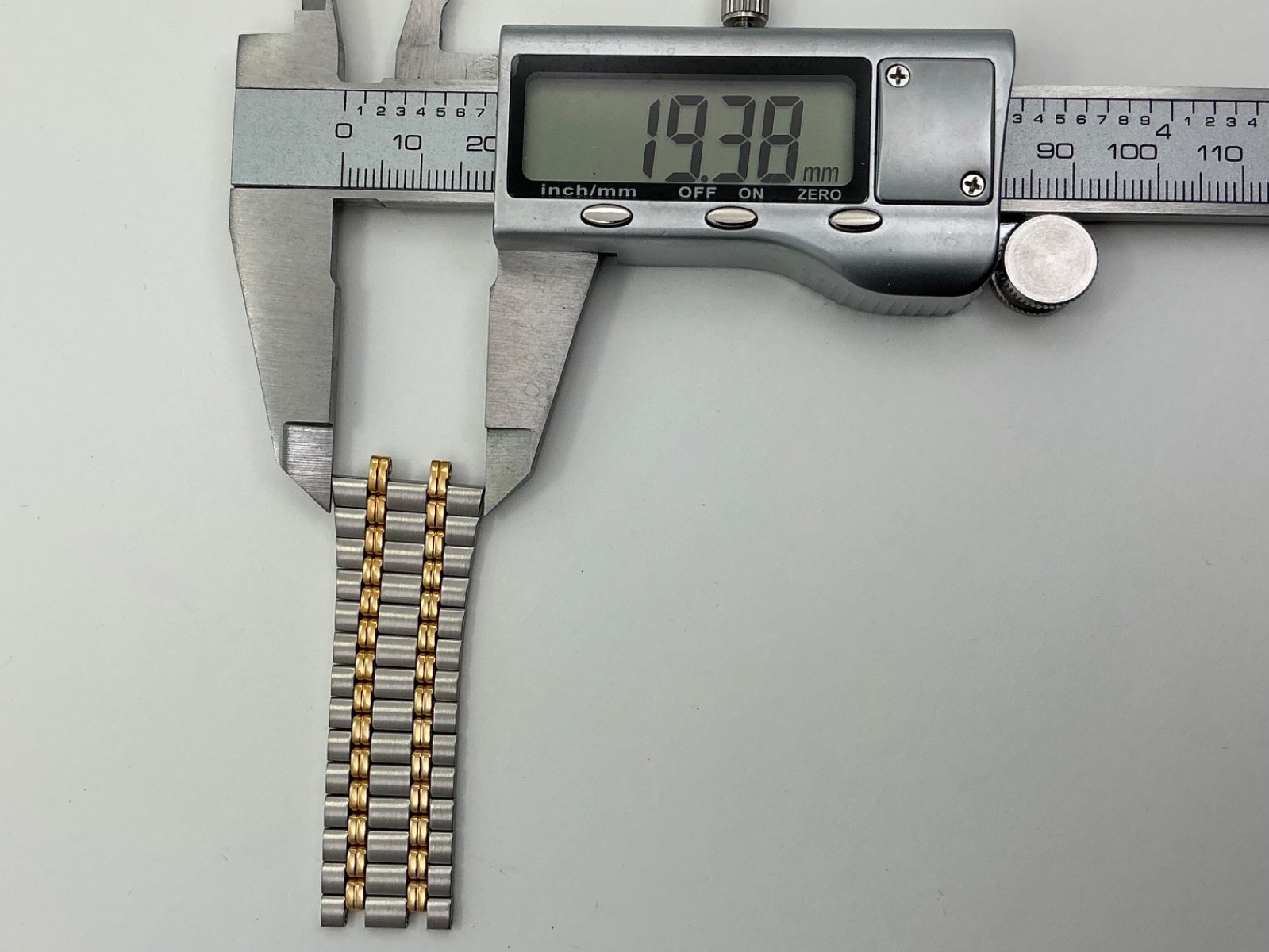 Gucci 9000M CONTINUOUS Partial Band Stainless Steel and Gold Tone
