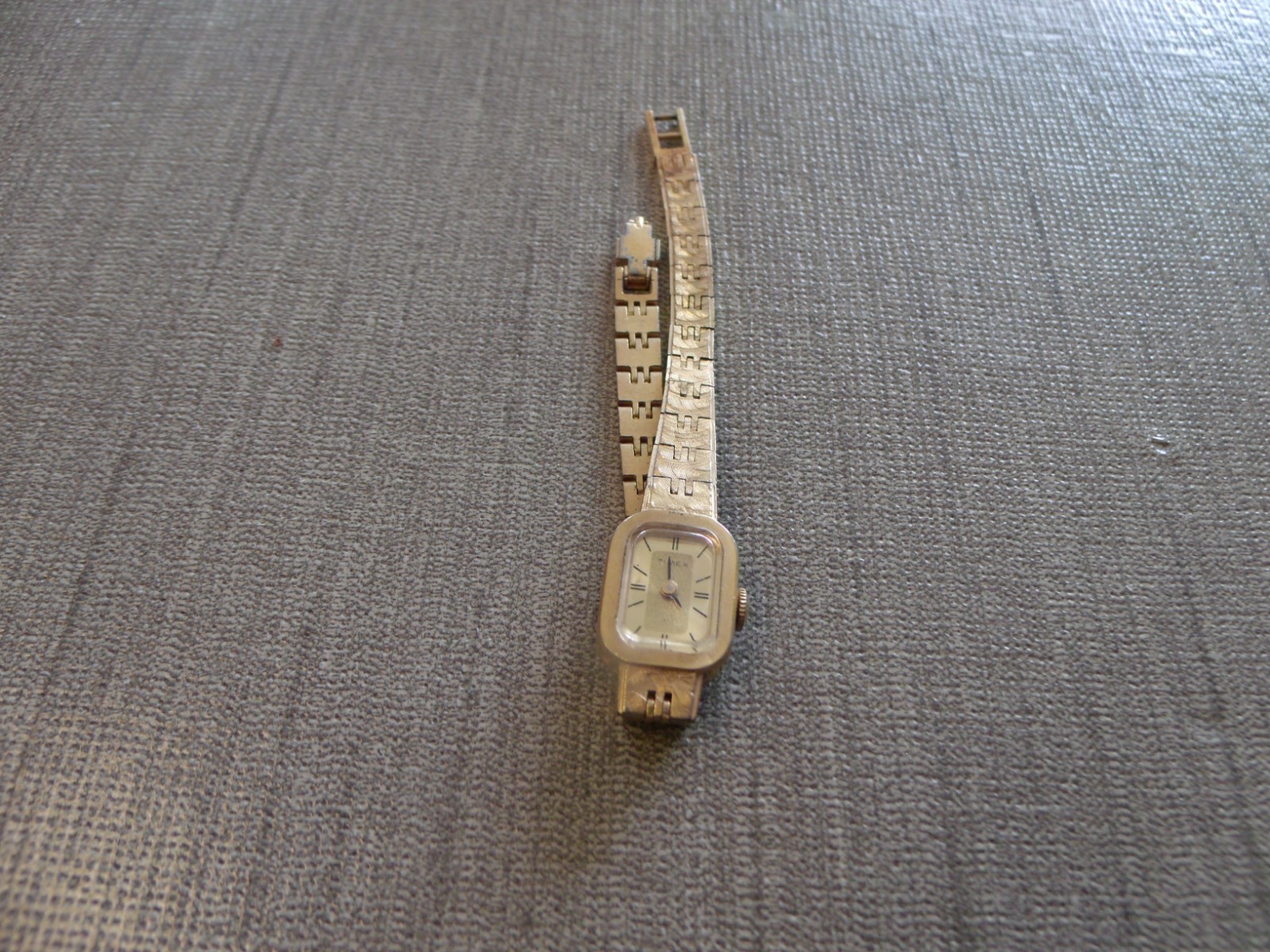 COLLECTIBLE WOMEN’S TIMEX GOLD COLORED WRISTWATCH FOR PARTS OR REPAIR