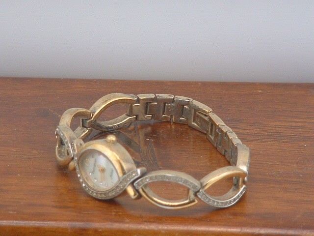 Pre-Owned Women’s Gold Color Armitron 75/3336GP Analog Dress Watch (For Parts)