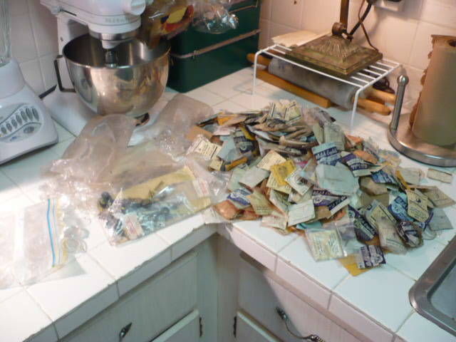 500 – 1000 VINTAGE PLASTIC WATCH CRYSTALS & CLOCK HANDS