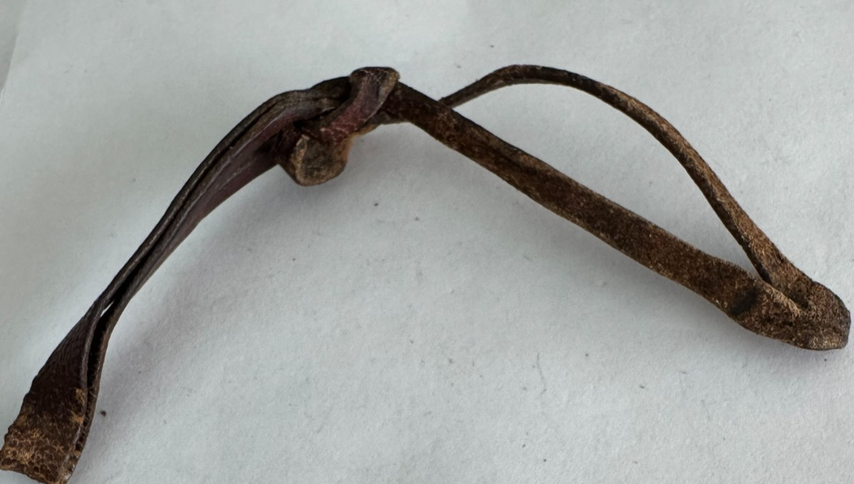 VINTAGE 6 INCH BROWN LEATHER STRAP FOR POCKET WATCH. GOOD CONDITION