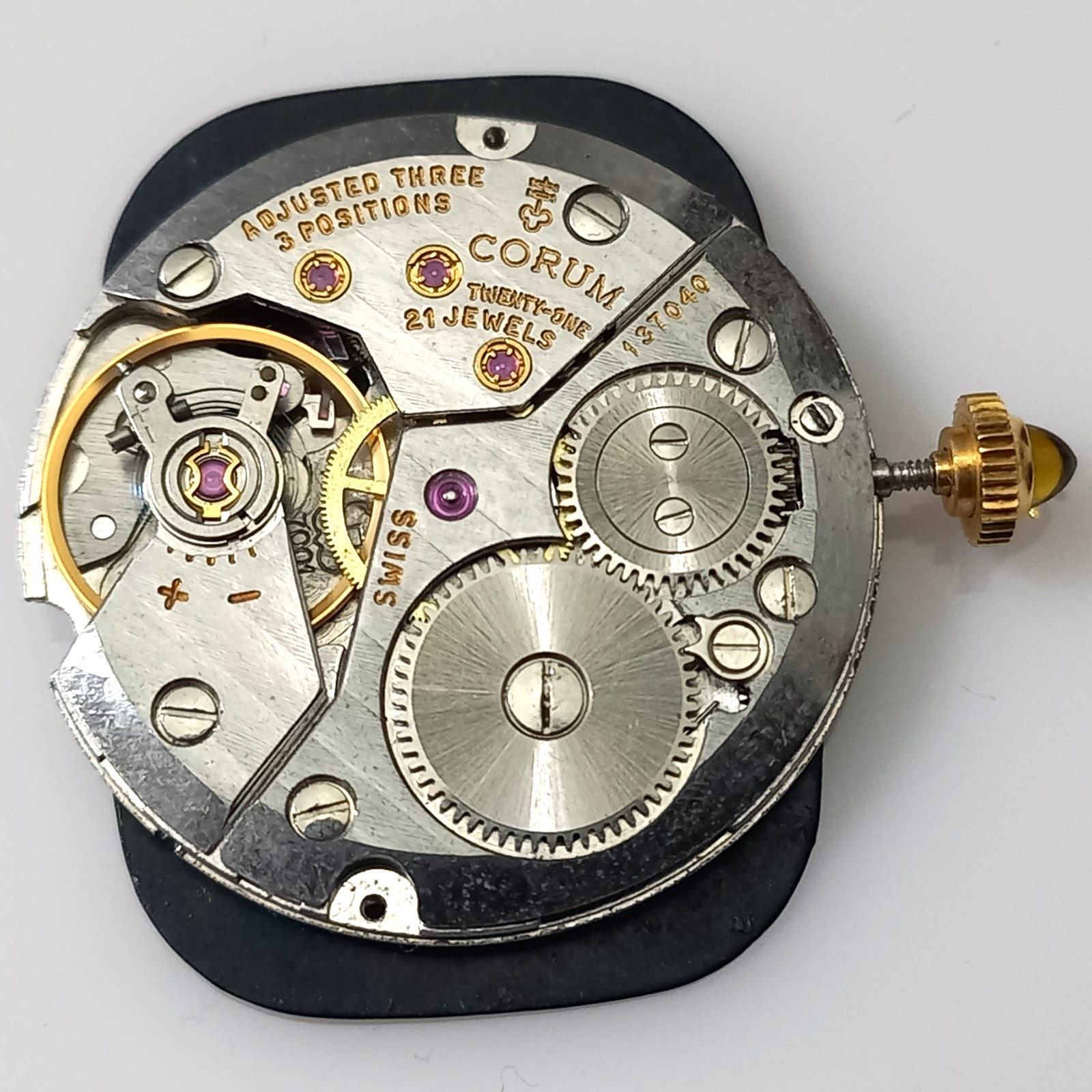 CORUM 21 Jewel Manual Wind Movement 3 Positions Cal. 7001 Solid Gold Crown- RUNS