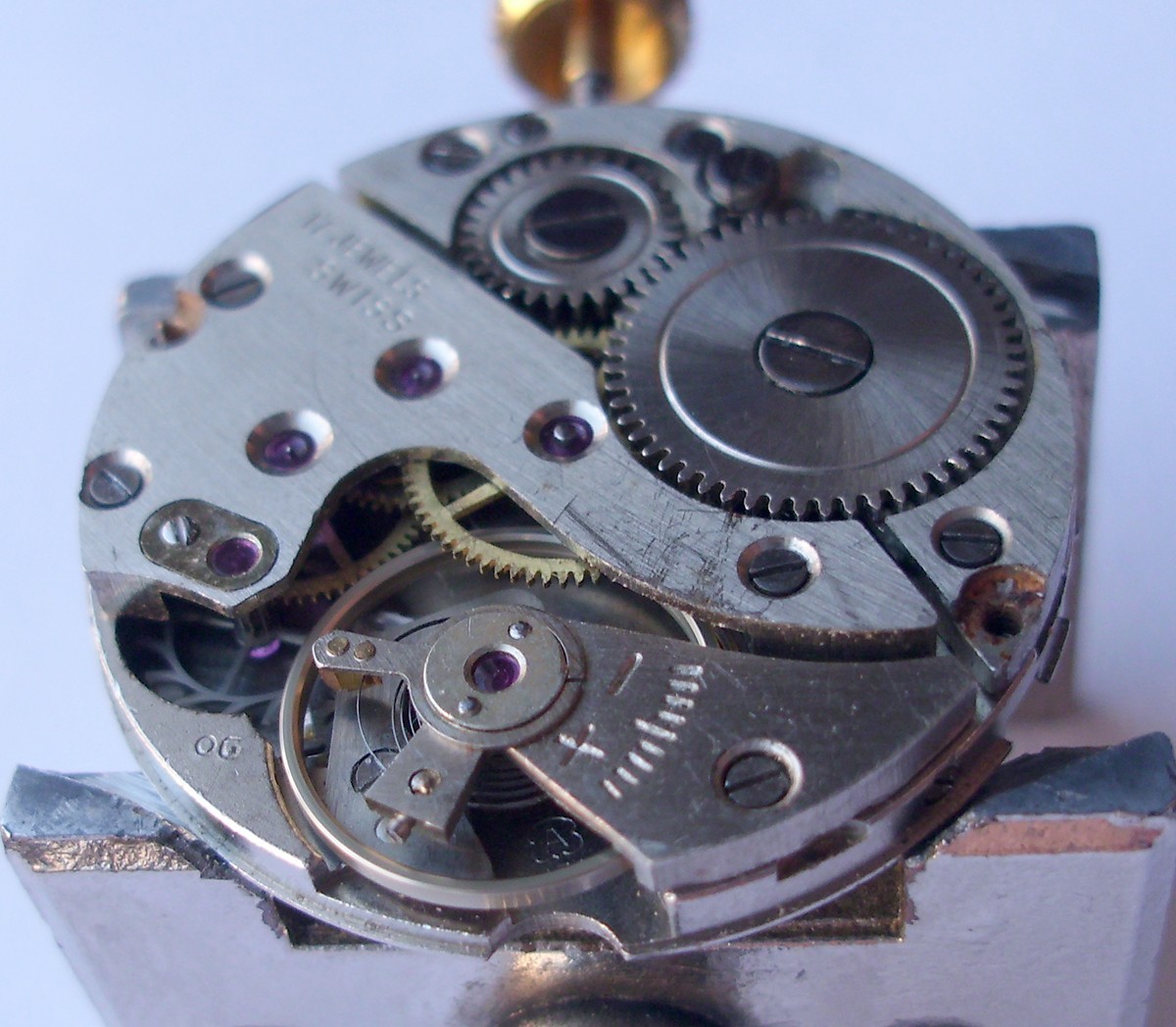 AROGNO A151 – Runing & Keep time Vintage Swiss wrist watch movement for parts