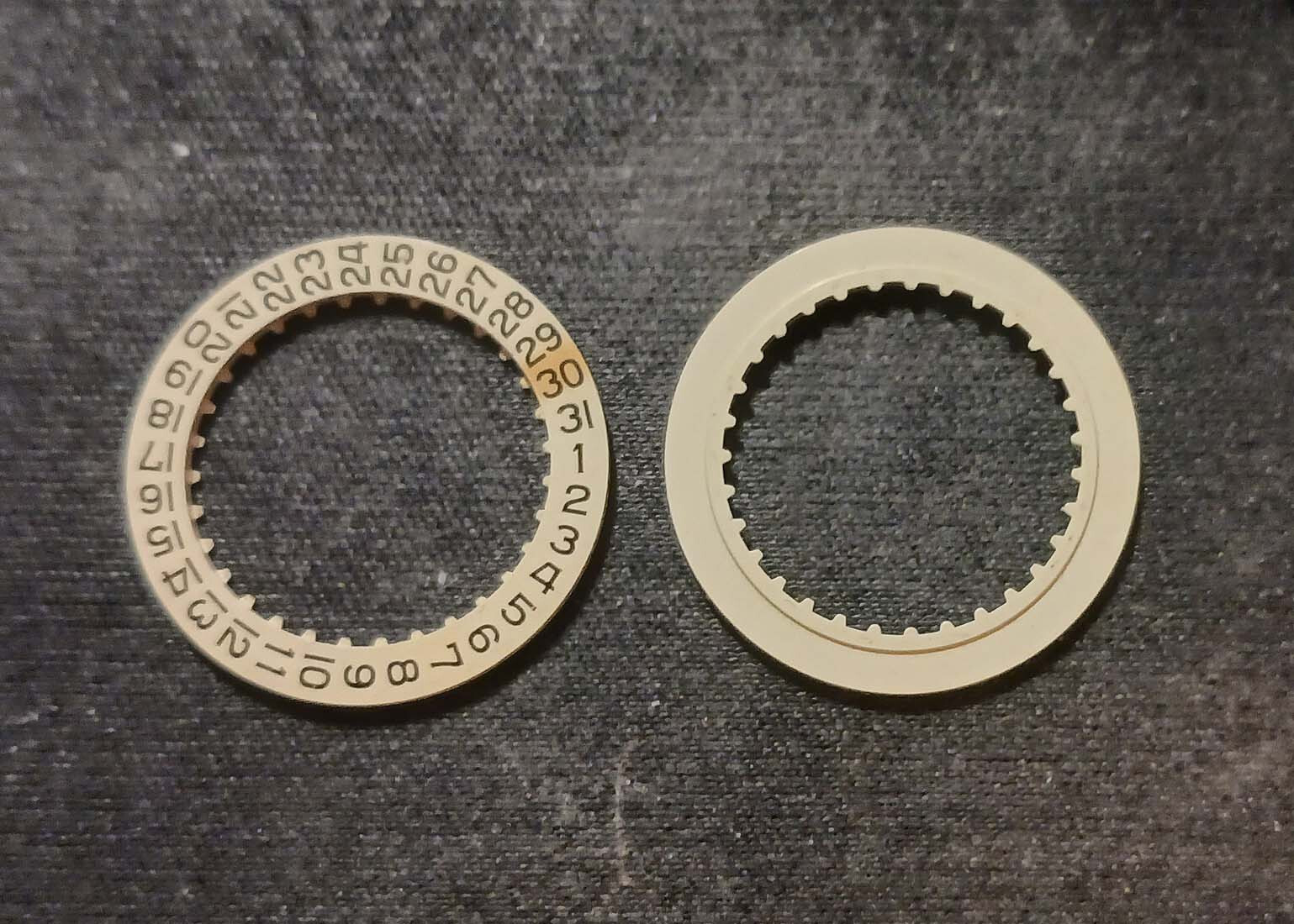 AS CAL. 1816, 1906, 2064, 2066 and Others DATE INDICATOR WHITE 3 CLOCK PART No. 2557/1